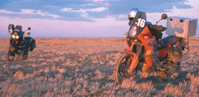 Oranzova kam se podivas - Dno Aralu pri zapadu slunce